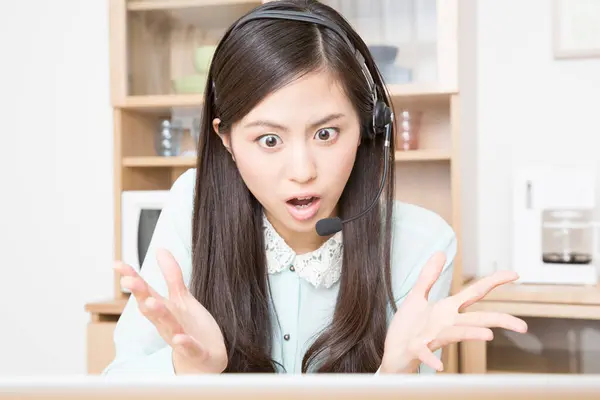 Chockad Asiatisk Kvinna Som Använder Sin Bärbara Dator — Stockfoto