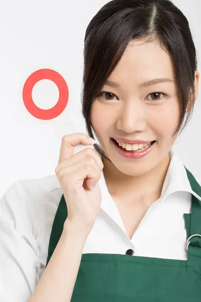 Glimlachende Aziatische Serveerster Tonen Teken — Stockfoto