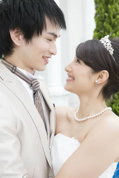 Porträtt Vackra Glada Unga Asiatiska Bröllop Par Kramas — Stockfoto