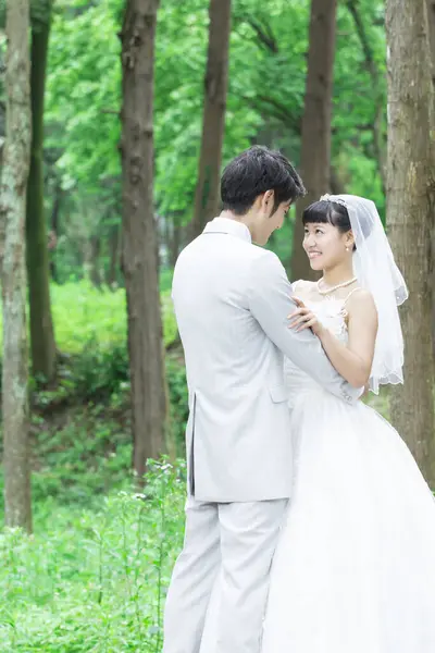 公園でポーズするアジアの花嫁とグロム — ストック写真