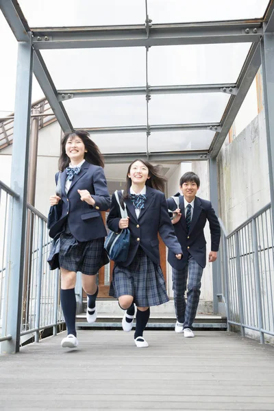 Retrato Jóvenes Estudiantes Japoneses Con Bolsas Escuela —  Fotos de Stock