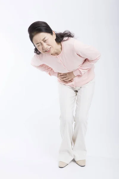 Mulher Asiática Com Dor Estômago Sobre Fundo Branco — Fotografia de Stock