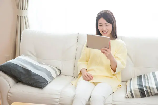 Aziatische Vrouw Met Behulp Van Digitale Tablet — Stockfoto