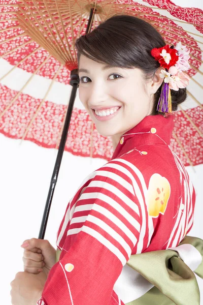 Πορτρέτο Της Όμορφης Γιαπωνέζας Γυναίκας Κιμονό Κόκκινη Ομπρέλα — Φωτογραφία Αρχείου