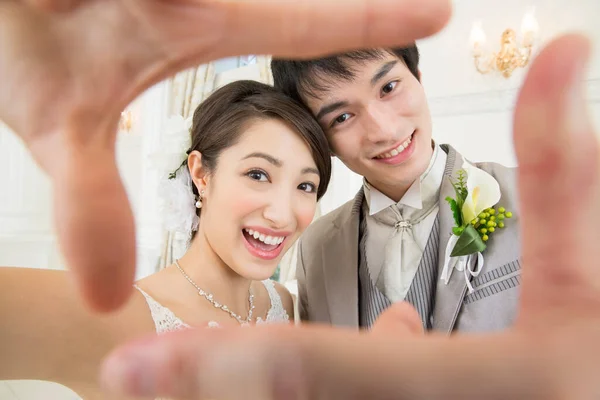 Красива Молода Весільна Пара Посміхається Камеру Через Палець Рамки — стокове фото