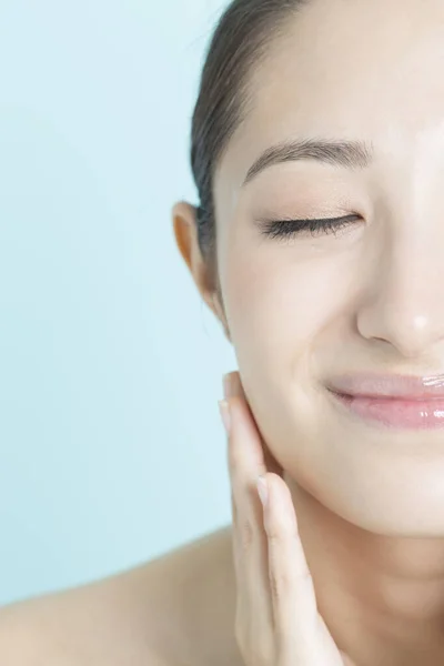 Hermosa Joven Asiática Mujer Sonriendo Con Piel Limpia Tratamiento Facial — Foto de Stock