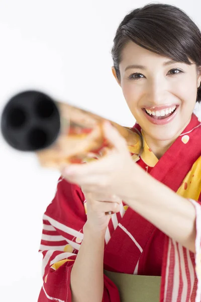 穿着日本传统服装手持望远镜的美女肖像 — 图库照片