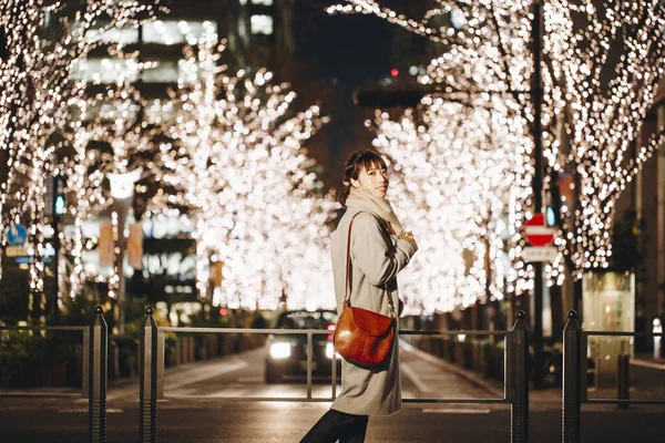 Bellezza Donna Giapponese Abiti Autunnali Seduto Piedi Sulla Strada Illuminato — Foto Stock