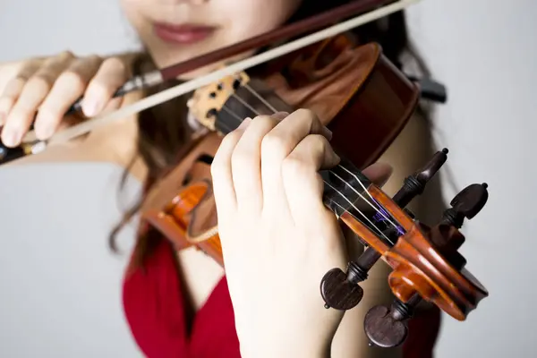 Schöne Asiatische Frau Posiert Mit Geige Nahaufnahme — Stockfoto