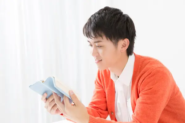 Νεαρός Ιάπωνας Διαβάζει Ένα Βιβλίο — Φωτογραφία Αρχείου