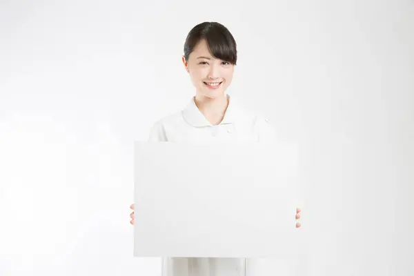 年轻的亚洲女人的肖像 空白如白 — 图库照片
