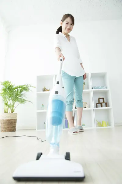 Young Asian Woman Doing Housework Japanese Housewife Vacuum Cleaner Cleaning — Stock Photo, Image
