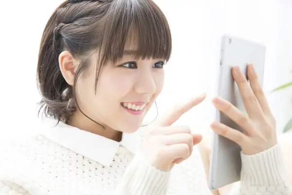 Bella Giapponese Giovane Donna Utilizzando Tablet Casa — Foto Stock