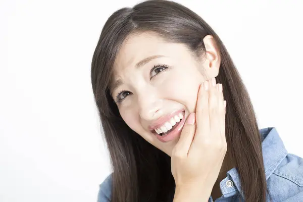 有牙痛的亚洲年轻妇女 — 图库照片