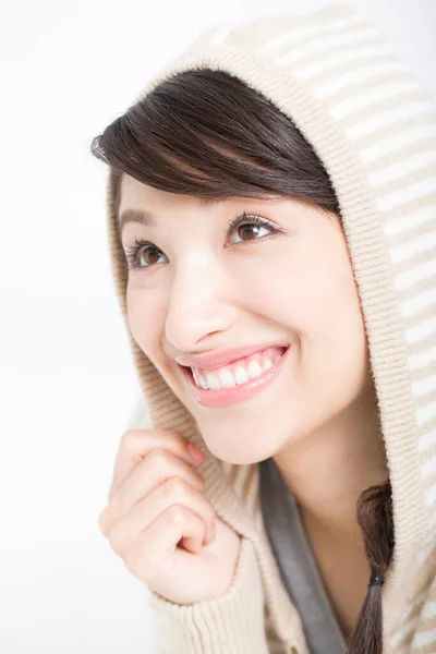 Asiatique Femme Portant Pull Avec Capuche Souriant Sur Fond Blanc — Photo