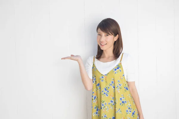 Mulher Japonesa Vestido Verde Gesticulando Fundo Branco — Fotografia de Stock