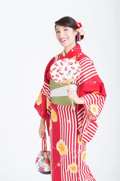穿着传统红色和服 有扇子的漂亮女人 — 图库照片