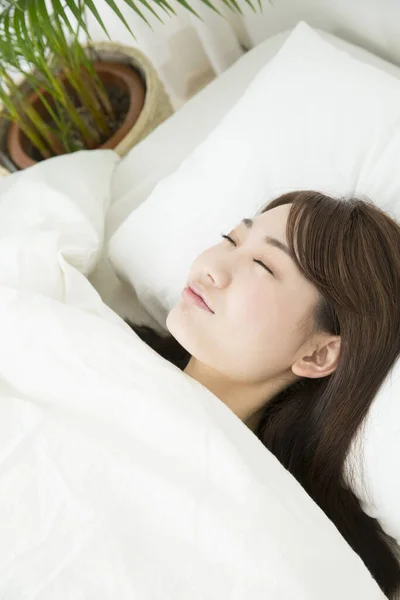 Hermosa Mujer Asiática Durmiendo Dormitorio —  Fotos de Stock