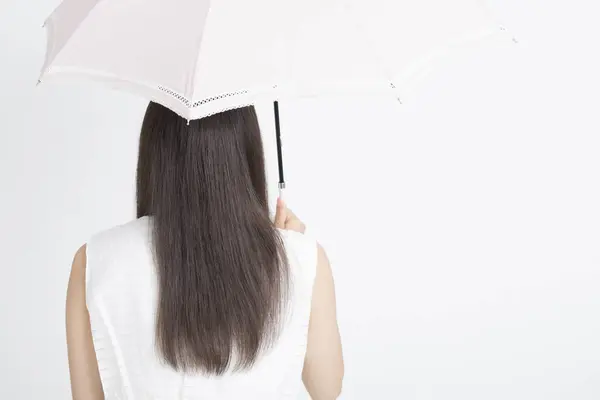 Vista Posterior Hermosa Mujer Con Paraguas Aislado Sobre Fondo Blanco — Foto de Stock