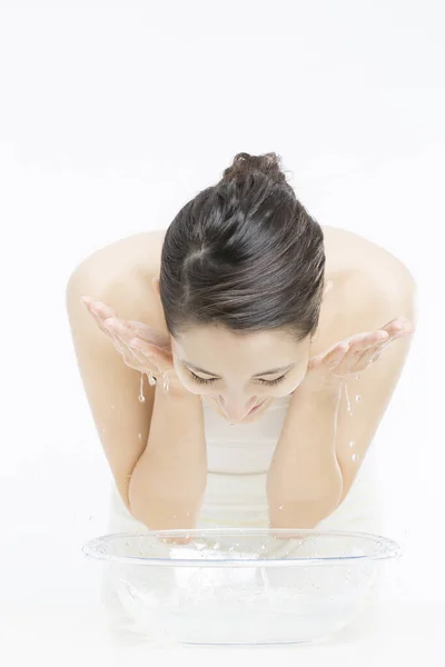 Jovem Mulher Asiática Lavar Rosto Com Água — Fotografia de Stock