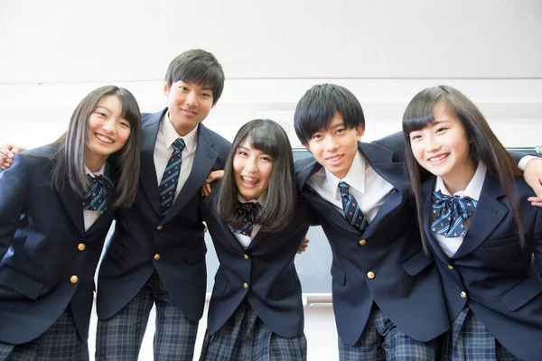 Πορτρέτο Νέων Ιαπώνων Φοιτητών Που Αγκαλιάζονται Στην Τάξη — Φωτογραφία Αρχείου