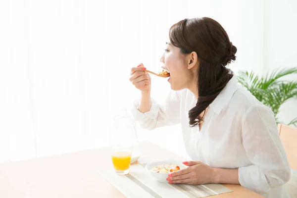 Joven Asiático Mujer Comer Sano Desayuno —  Fotos de Stock