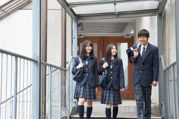 Портрет Молодих Японських Студентів Сумками Школі — стокове фото