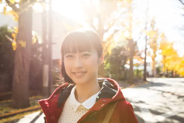 Młoda Japońska Dziewczyna Jesiennym Parku — Zdjęcie stockowe