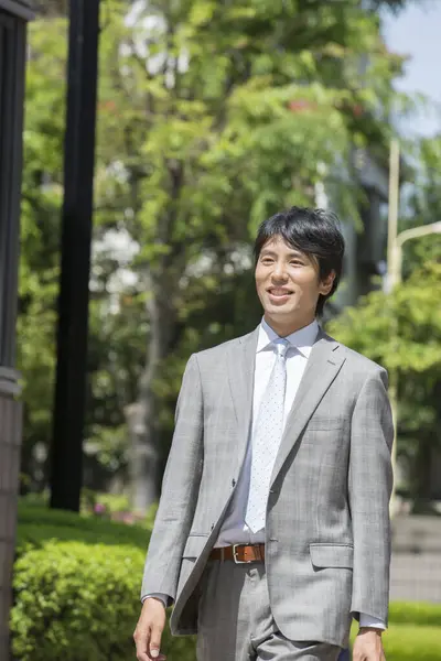 Молодий Японський Бізнесмен Вулиці — стокове фото
