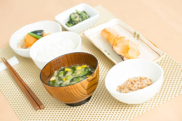 Mutfak Masasında Nefis Japon Yemekleri — Stok fotoğraf