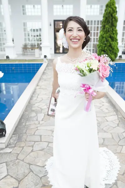 Bela Noiva Asiática Com Buquê Flores — Fotografia de Stock