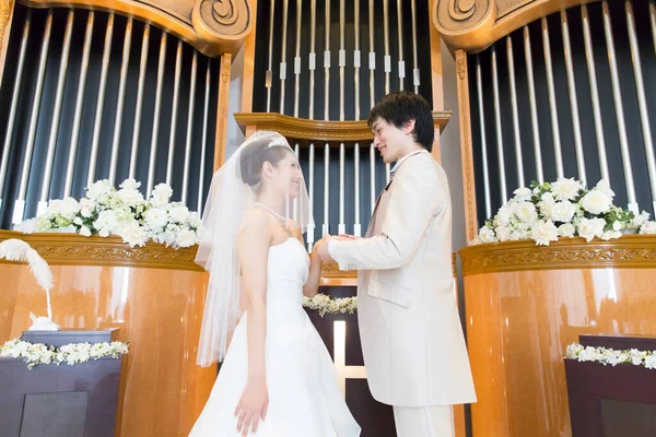 Noiva Jovem Feliz Noivo Durante Cerimônia Casamento — Fotografia de Stock
