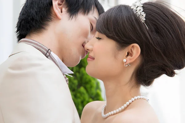 Retrato Bela Feliz Jovem Asiático Casamento Casal Beijos Livre — Fotografia de Stock