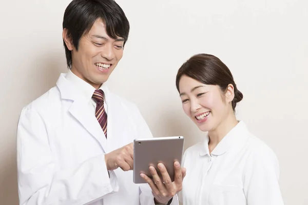 Asiatique Personnel Médical Travaillant Avec Tablette — Photo