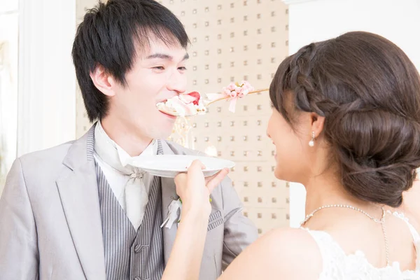 Schöne Glückliche Junge Braut Fütterung Schöner Bräutigam Mit Hochzeitstorte — Stockfoto