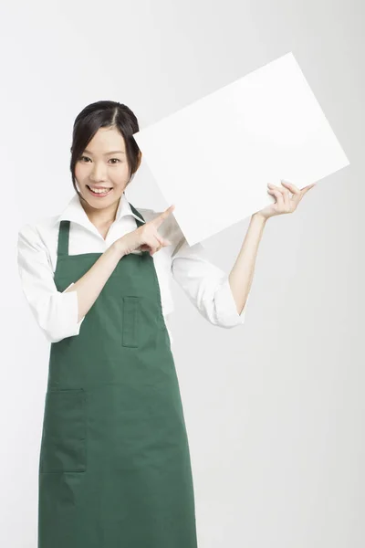 Sorridente Jovem Asiático Garçonete Segurando Branco Cartaz — Fotografia de Stock