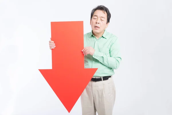 白い背景に矢印をつけて立っているアジア人男性 — ストック写真