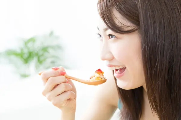 Mooie Aziatische Vrouw Eten Gezond Ontbijt — Stockfoto