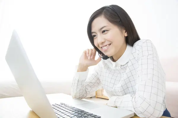 Bilgisayarlı Genç Asyalı Kadını Ofiste Çalışıyor — Stok fotoğraf