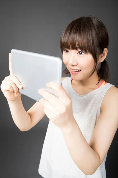 Jovem Mulher Asiática Com Tablet Digital — Fotografia de Stock