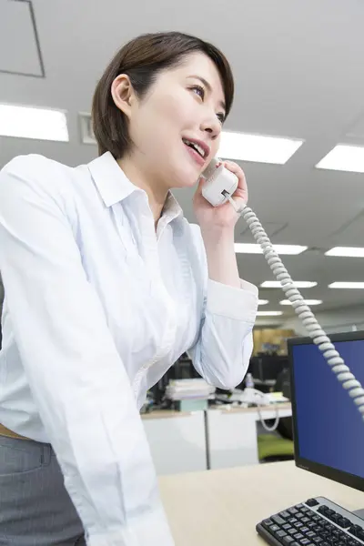 사무실에서 휴대폰을 아시아 — 스톡 사진