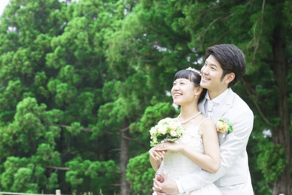 公園で愛する若いアジアのカップルの肖像画 — ストック写真