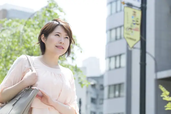 Aziatische Japans Jong Vrouw Een Stad — Stockfoto
