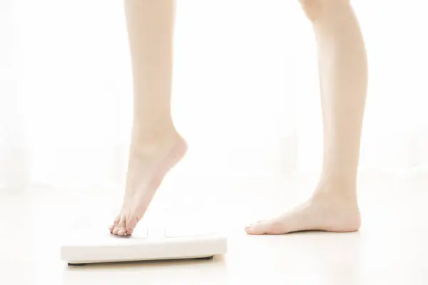 Frauenfuß Auf Der Waage Gewichtsreduktionskonzept — Stockfoto