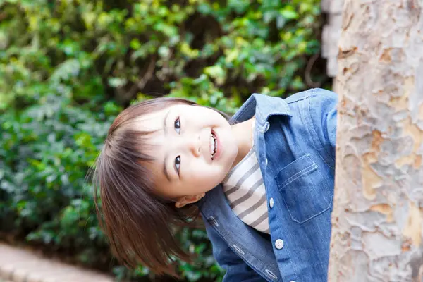 Dışarıdaki Sevimli Japon Çocuğun Portresi — Stok fotoğraf