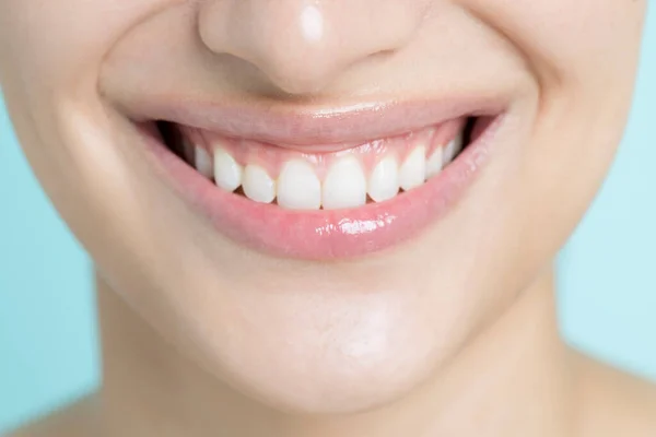Närbild Kvinna Leende Visar Tänder — Stockfoto