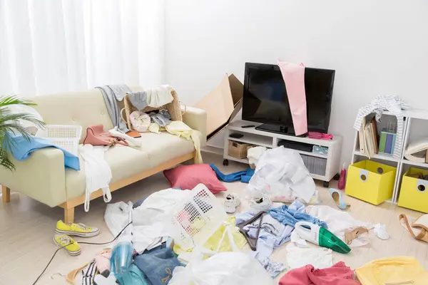 Kıyafetlerle dolu dağınık bir daire. Dağınık konsept