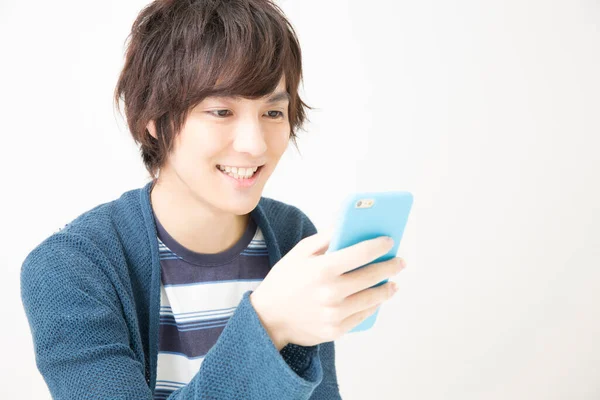 Japans Man Met Behulp Van Mobiele Telefoon Witte Achtergrond — Stockfoto