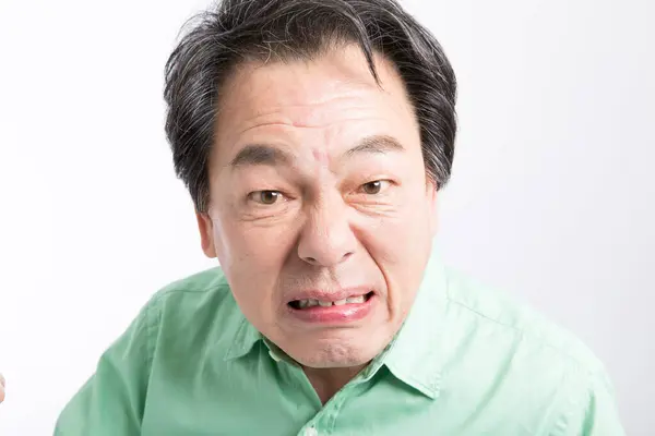 有白人背景的愤怒的资深日本男人的摄影棚镜头 — 图库照片