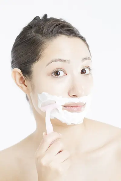 Portrait Young Asian Woman Shaving Her Face — Stock Photo, Image